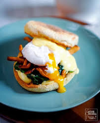 Fruhstuck Deluxe Heute Gab Es Eggs Benedict Mit Einer Sauce Hollandaise Pfifferlingen Spinat Und Naturlich Einem Porchi Eggs Benedict Rezepte Sauce Hollandaise