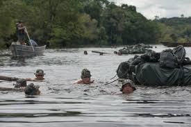 Resultado de imagem para fotografia de militar com a cara pintada na selva