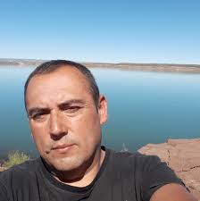 𝐑𝐄𝐋𝐀𝐓𝐎𝐒 𝐏𝐀𝐓𝐀𝐆Ó𝐍𝐈𝐂𝐎𝐒: "𝐄𝐋 𝐏𝐀𝐑𝐀𝐉𝐄  𝐋𝐄𝐌𝐀𝐑𝐂𝐇𝐀𝐍𝐃" En el paraje Lemarchand, un hotel imponente y  solitario se erige en medio de la estepa patagónica. En su pasado (hoy está  cerrado), fue un lugar de