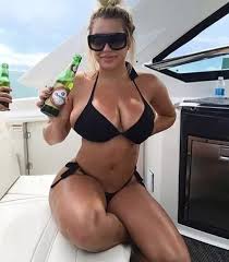 Resultado de imagem para mulheres de biquÃ­ni na piscina imagens