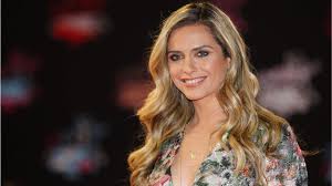 VOICI Clara Morgane : topless, elle pose à genoux en tenue très légère