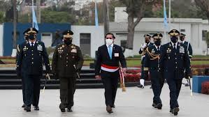 Le escribo esta carta como colombiano preocupado y sorprendido por su desconexión con la increíble que hoy, dos años después, hace parte de un gobierno y un partido político que siguen culpando de las deformidades y abusos de las. Ministro De Defensa Presidio Ceremonias De Reconocimiento De Nuevos Mandos Militares Gobierno Del Peru