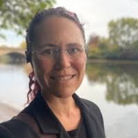 Mandie Holmes's Instagram, Twitter & Facebook