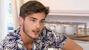 Indeed, the young man said he suffered from severe pain in the jaw, head and neck. Les Princes De L Amour Simon Castaldi Traumatise Par Le Divorce De Ses Parents Il Evoque