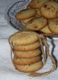 Beurrer un moule rond.verser le yaourt dans un saladier et ajouter dans l'ordre en mélangeant bien avec une cuillère en bois : Ghribia Au Beurre Et Aux Amandes Biscuit Algerien Au Menu Delice