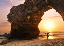 Untuk mencapai pantai karang bolong bisa lewat. Viral Batu Bolong Ikon Pantai Mbawana Sumba Ambruk Begini Penampakannya Okezone Travel
