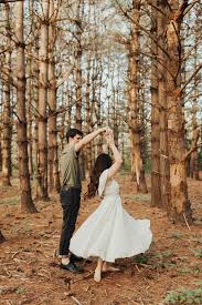 Burr Oak Woods Photos By Skylargagephoto Engagement Engagementphotos Burroak Outdoor Engagement Photos Engagement Photos Fall Rustic Engagement Photos