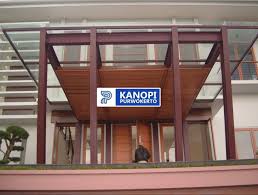 Pemasangan kanopi berbahan kayu di inspirasi ini juga semakin dilengkapi dengan unsur dinding. Cara Mudah Membuat Kanopi Rumah Dari Kayu Kanopi Purwokerto