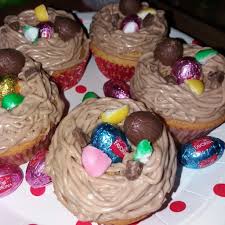 Gateaux Nid De Paques Amande Et Creme Chocolatee Les Delices De Manel Nid De Paques Delicieux Gateaux Oeufs En Chocolat