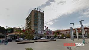 Piccolo contesto fronte mare con piscina nella zona di piazza mazzini a jesolo lido il desiree offre una suggestiva vista mare. Arriva L Estate Jesolo Blindata Piu Agenti E Presidio In Piazza Mazzini