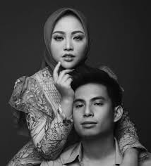 Niko al hakim dikenal sebagai suami selebgram rachel vennya sejak 2017. Genap 3 Tahun Menikah Potret Romantis Rachel Vennya Dan Niko