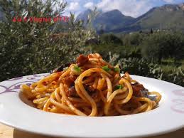 Spaghettis Au Poulpe Et Sauce Tomate Recettes De Enzo Recette Poulpe Calamar Recette Repas Italien