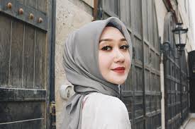 Baju muslimah berbahan katun kaos ini sangat lembut dikulit, tidak panas dan nyaman dipakai untuk segala suasana dan cuaca. 10 Inspirasi Baju Lebaran Hits Yang Bikin Anda Semakin Stylish Womantalk