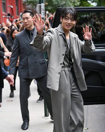 BTS' Jungkook tham dự buổi trình diễn Calvin Klein Spring 2026 tại New York Fashion Week ✨ Ca sĩ đã được công bố là đại sứ toàn cầu của thương hiệu vào