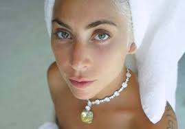 En vidéo, Amanda Seyfried se dévoile au naturel et parle sans tabou de son  eczéma