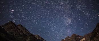 Gorgeous Meteor Shower Transforms Night Sky Into Real Life Starry Night Night Skies Earth At Night Meteor Shower