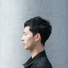 沖永 大暉による重め前髪のベリーショート スタイリングのテクニックを 有名スタイリストが伝授 メンズ ヘアスタイル ベリーショート パーマ メンズ メンズヘアカット