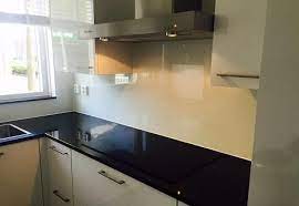 wij leveren ook achterwanden voor uw keuken
