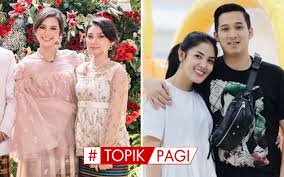 Mereka pun telah dikaruniai anak lelaki pada september 2012. Adik Indah Permatasari Nangis Usai Kakak Nikah Penyebab Nindy Ayunda Gugat Cerai Suami Topik Pagi