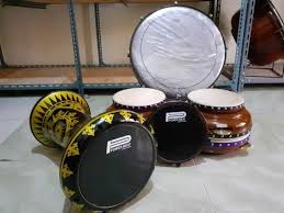 Contoh alat musik ritmis adalah drum, rebana, tamborin, kastanyet, dan triangle. Alat Musik Ritmis Memiliki Fungsi Dan Menghasilkan Suara Unik