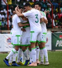 Alors que la france n'a plus affronté l'algérie depuis 2001 et cette rencontre où la pelouse du stade de france fut envahie par des supporters à un quart d'heure de la fin, sans oublier les sifflets qui ont couvert la marseillaise avant le coup d'envoi. Match Amical L Algerie Bat Le Qatar 1 0 Ligue De Football Professionnel