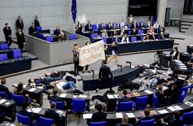 The bundestag is the german federal parliament. Tumulte Im Bundestag Aktivisten Stellen Sich Wahrend Schauble Rede Tot Politik Stuttgarter Nachrichten