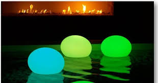 La Lampe Pour Piscines A Led Flatball Apportera Une Ambiance Magique A Votre Piscine Ou A Votre Terrasse Design Etanche Flot Eclairage Piscine Aquagym Lampe
