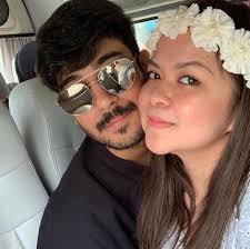 Malang tidak berbau buat penyanyi kelahiran singapura, harris baba apabila anak, aleena zeya ditimpa penutup lampu panas yang telah menyebabkan muka dan tangannya melecur. Tidak Laris Di Pasaran Harris Baba Berundur Dari Dunia Seni Tempatan Hiburan Trending Cari Infonet