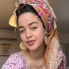 היום בבוקר קיבלתי את התמונה המצמררת הזאת. דניאל, בחורה מדהימה מירושלים,  שמעה על הטבח המחריד במסיבה ברעים. בלי לחשוב פעמיים, היא עלתה על הרכב ונסעה  לסייע ולחפש ניצולים בשטח האש. בין ההריסות