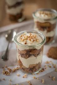 Selbstgemachter apfelkompott trifft auf joghurt und mandelkrokant ein einfaches rezept für ein apfel käsekuchen dessert im glas mit zimt, vanille und butterkeksen. Veganes Bratapfel Spekulatius Dessert Nicht Nur Fur Weihnachten