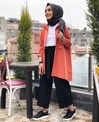 Yazin Gelmesiyle Rahat Kombinlere Gecme Zamani Da Geldii Harika Bi Kombin Yazin Gelmesiyle Rahat Kombinlere G In 2020 Hijab Style Casual Outfits Hijab Fashion