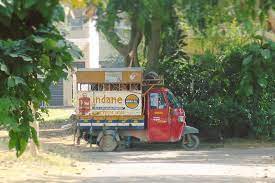 何度も何度もすれ違いその度にはっっとした ようやく止まってるあの子に出会えた 三輪オートでガタガタ言いながら頑張ってる ガスボンベを運ぶ車 この絵が絵がねーたまらぬ よく見るとindaneのiの点は灯火だしｷｭﾝو india lifeinind instagram posts instagram mar