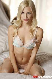 Free Porn Pics of Petite blonde Piper Perri posing naked on bed -  MyPornstarBook.net
