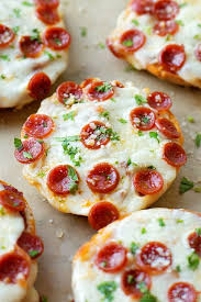 Kids And Adults Alike Will Love These 5 Ingredient Pizza Bagel Bites They Only Take Minutes To Make Bake And Even Less Time Bagel Bites Pizza Bagels Recipes