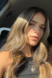 הכירו את הדר שושן, כוכבת עולה מטירת כרמל, בחורה יפה עם כשרון שירה, שהוציאה  בימים אלה סינגל שני שלה: "כל חיפה", והיא מתרגשת מאוד ותשמח אם תושבי טירת  כרמל, עיר מגוריה, וכלל