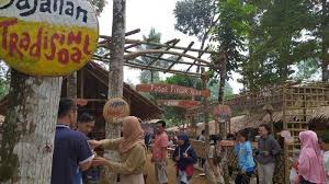 .lurik, kurnia lurik, lurik jogjakarta, lurik yogyakarta, indonesia, lurik nusantara, galeri kain lurik lurik, berasal dari akar kata rik yang berarti pagar atau dimaknai sebagai pelindung bagi. Pasar Pinggir Alas Baturraden Suguhkan Sensasi Kuliner Ala Zaman Kerajaan Tribun Travel