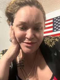 Leslie Folsom's Instagram, Twitter & Facebook