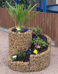 Garten Mit Kieselstein Belag Und Zaun Aus Holz Garten Deko Ideen Vorgarten Garten Deko