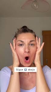 ❌ERROR GRAVE ❌El Mito de las Sentadillas Faciales, Bella, nos obsesionamos  con los pómulos “power” (como con los glúteos), y aplicamos la misma  lógica: tonificar hasta morir., ERROR GRAVE! ...