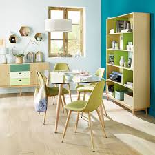 La table à manger est proposée avec des chaises. Comment Bien Choisir Ses Chaises De Salle A Manger Blog But