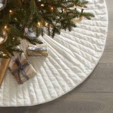 Black And White Christmas Tree Skirt Shop Flake White Velvet Tree Skirt Velvety White Tree Skirt Drapes Plush Texture Under The Modern Christmas Tree Skirts White Christmas Decor White Tree Skirt