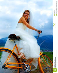Petticoat kleid orange hochzeitskleid weißer transparent set 5xl brautkleid tracht black 70cm abendkleid schwarzer ausschnitt hoop gothic hellblau tasche rainbow spitze 7/8 satin blumen 52/54. Braut Auf Orange Fahrrad Im Schonen Hochzeitskleid Mit Spitze In Der Landschaft Ist Hier Ein Foto Von 4 Strahlenkampfern In Der A Stockbild Bild Von Brautigam Nave 64459525
