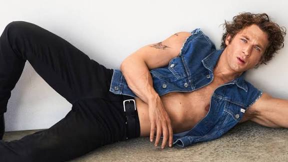 Jeremy Allen White On The Bear Season 4 & His Calvin Klein Shoot