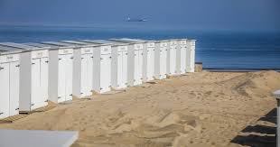 Near the beach you can find sufficient parking space, but you can also easily reach the beach by bus or train. Dit Mag De Komende Dagen Wel En Niet Op Strand Van Knokke Heist Knokke Heist Hln Be