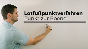 Abstand Punkt Zu Einer Ebene Mit Lotfusspunktverfahren Vektorgeometrie Mathe By Daniel Jung Youtube Mit hilfe einer ebene, welche senkrecht zu der betrachteten geraden $g$ liegt und den punkt $a$ enthält, welcher nicht auf der geraden liegt. abstand punkt zu einer ebene mit lotfusspunktverfahren vektorgeometrie mathe by daniel jung