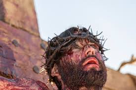 Jesus": Jesus morre na cruz e um terremoto atinge Jerusalém ...