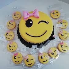 Bjs Cake Order Online Bolo Tema Emoji Bolo De Chocolate Com Recheio De Corneto De Morango Bolachas De Manteiga Ao Tema Parabens Joana Blackberry Cake Emoji Birthday Cake Emoji Cake