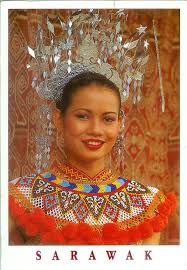 Fakta ini disokong kerana bahasa iban adalah bahasa yang paling dekat dengan bahasa melayu dan bahasa iban sendiri berasal dari rumpun malayic dan berparas rupa. 16 Explore About Borneo Ngepan Iban The Traditional Custom Ideas Borneo Sarawak Traditional Outfits