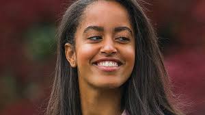 Der amerikanische präsident barack obama hat für seine tochter ein ungewöhnliches angebot bekommen. Michelle Obama Wer Ihre Tochter Malia Obama Daten Will Braucht Nerven Aus Stahl