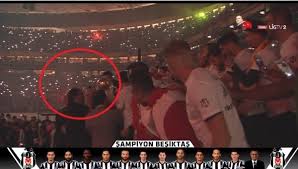 Yıldırım demirören, 6 ekim 1964 tarihinde i̇stanbul'da dünyaya gözlerini açmıştır. Besiktas A Sampiyonluk Kupasini Veren Yildirim Demiroren Vodafone Arena Da Anons Edilmedi Super Lig Haberleri